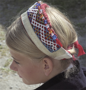 <br><i>Pannebora var jentenes hovudplagg til stasbruk</i>